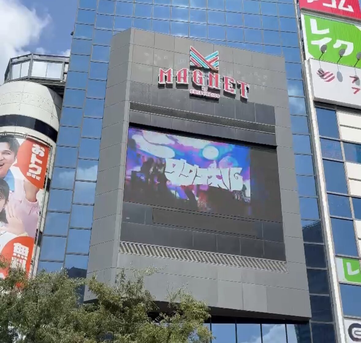 ダダコネル 「RED MARQUEE」Music Videoが8/25(月)〜8/31(日)まで渋谷のビジョンで放映中！